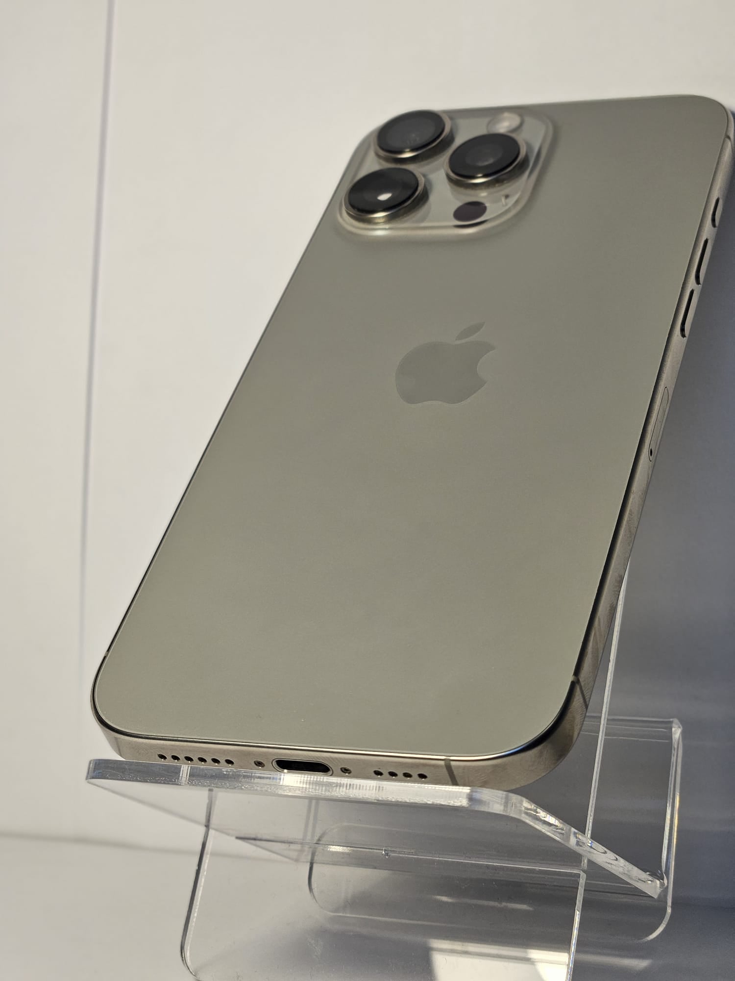 Apple iPhone 16 Pro Max – 256GB – Baterie 94% (267 cicluri) – Stare Excelentă!