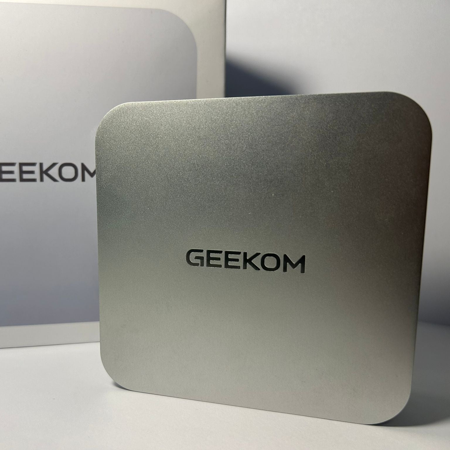 Mini PC Geekom Model A8 AMD Ryzen 9 – 32GB DDR5 / 1TB SSD – Gri – FullBox – Ca Nou