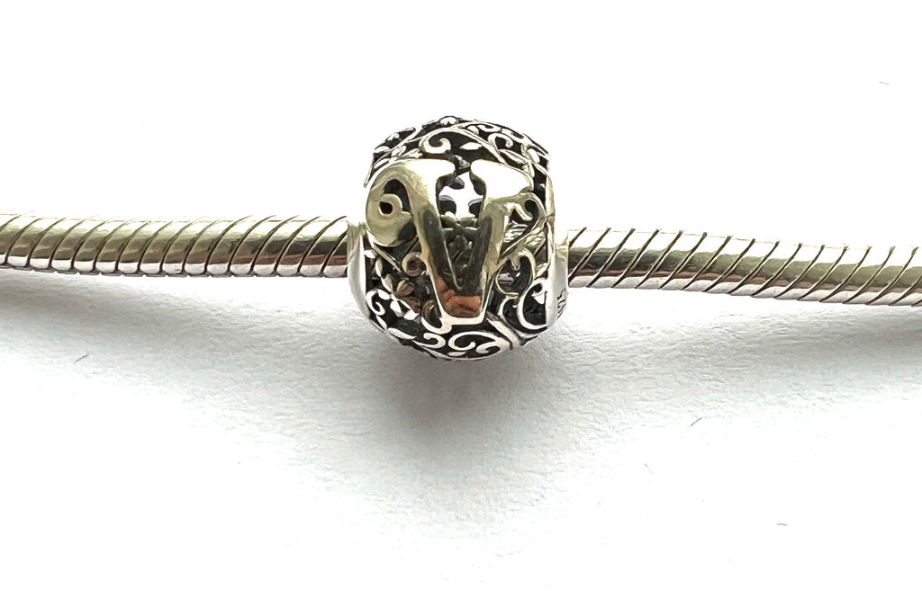 CHARM BRATARA ARGINT 925 CU LITERA V